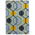 Tangan berumbai karpet dengan desain geometri